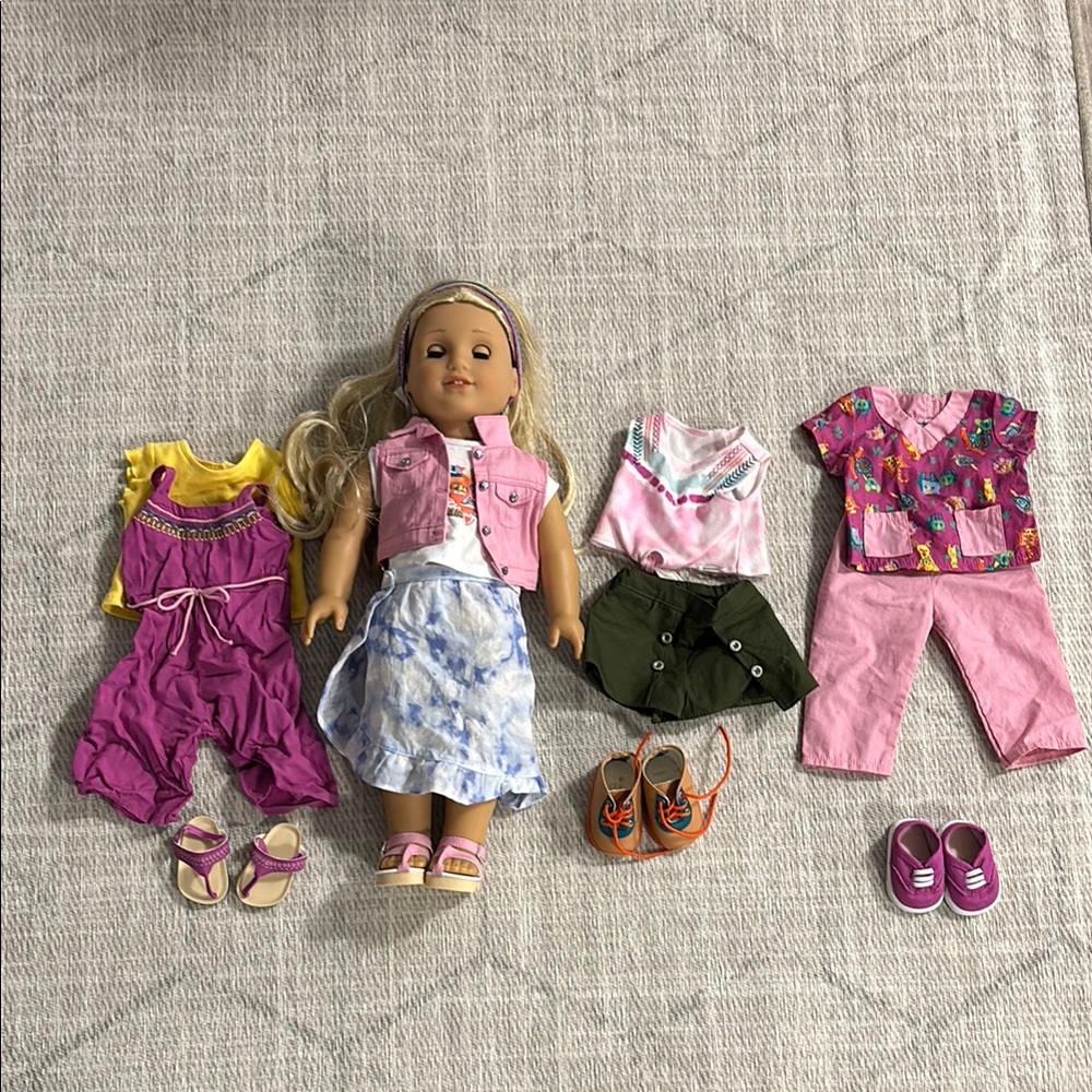 American girl Kira with 3 additional Outfits